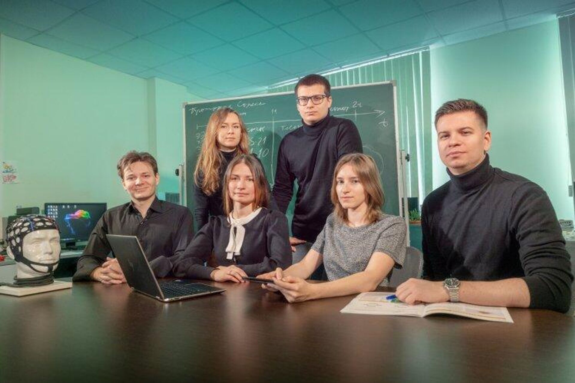 الباحثون في المختبر العلمي لبحوث الديناميكا العصبية والتقنيات المعرفية في جامعة نيجني نوفغورود أثناء أداء عملهم. - سبوتنيك عربي, 1920, 16.05.2025