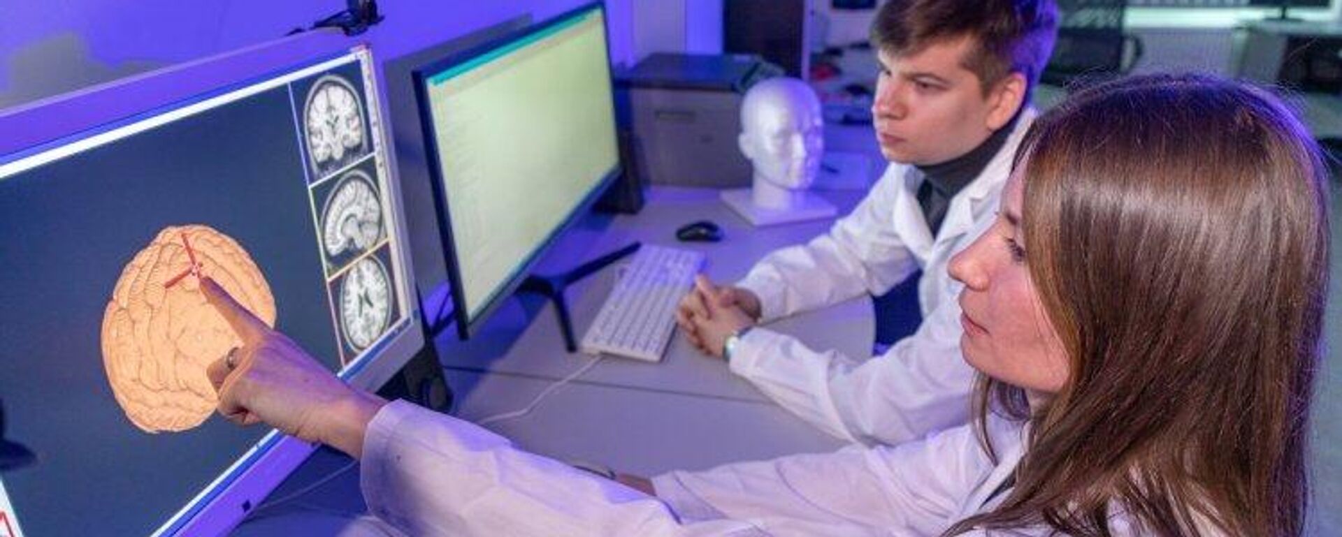 الباحثون في المختبر العلمي لبحوث الديناميكا العصبية والتقنيات المعرفية في جامعة نيجني نوفغورود أثناء أداء عملهم. - سبوتنيك عربي, 1920, 16.05.2025