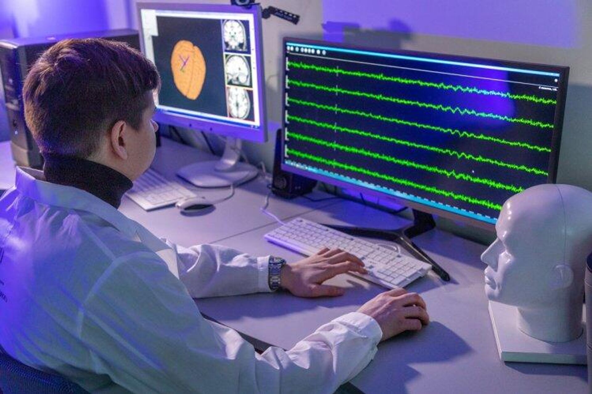 الباحثون في المختبر العلمي لبحوث الديناميكا العصبية والتقنيات المعرفية في جامعة نيجني نوفغورود أثناء أداء عملهم. - سبوتنيك عربي, 1920, 16.05.2025