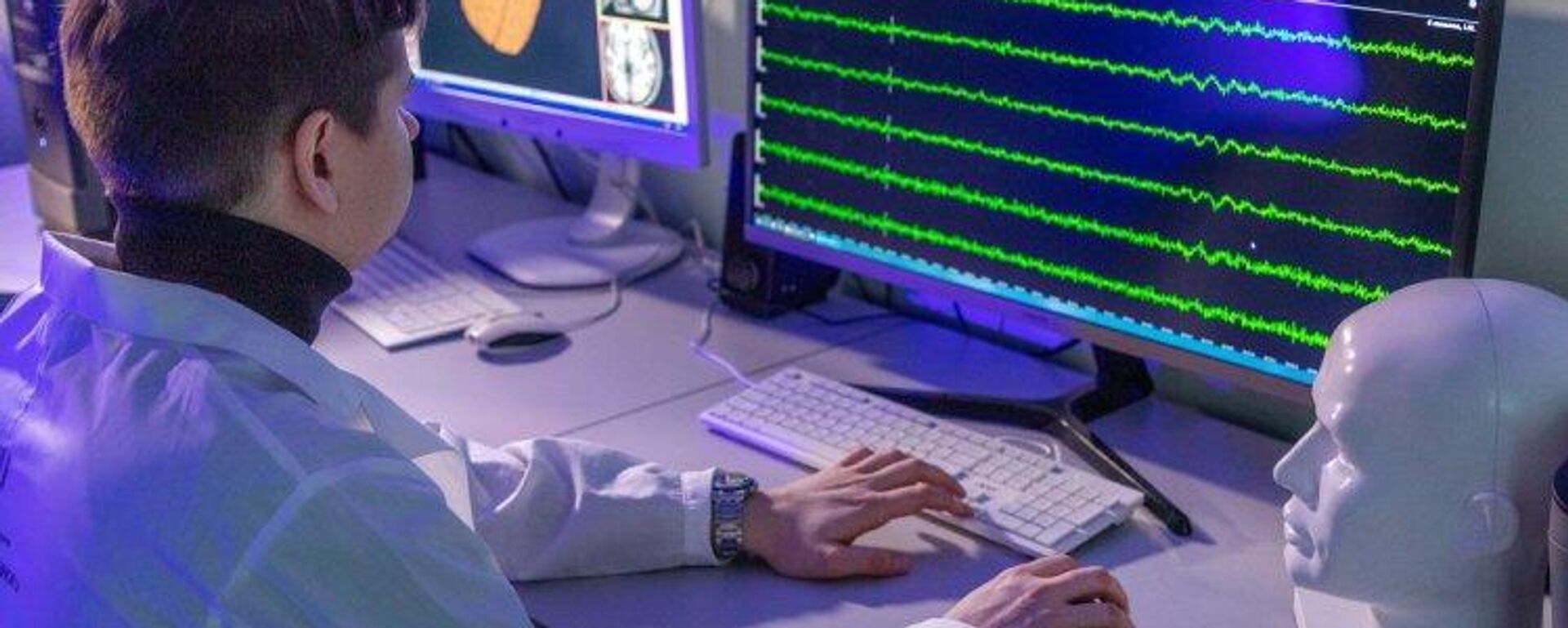 الباحثون في المختبر العلمي لبحوث الديناميكا العصبية والتقنيات المعرفية في جامعة نيجني نوفغورود أثناء أداء عملهم. - سبوتنيك عربي, 1920, 20.01.2026