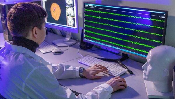 الباحثون في المختبر العلمي لبحوث الديناميكا العصبية والتقنيات المعرفية في جامعة نيجني نوفغورود أثناء أداء عملهم. - سبوتنيك عربي