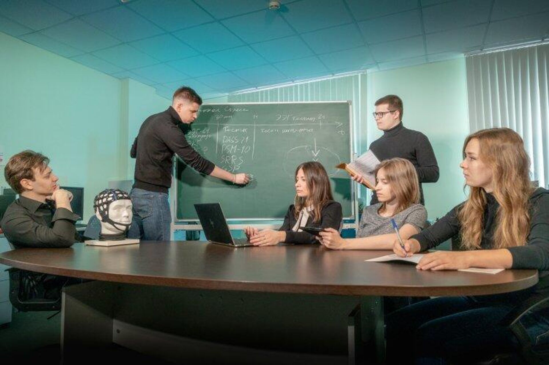 الباحثون في المختبر العلمي لبحوث الديناميكا العصبية والتقنيات المعرفية في جامعة نيجني نوفغورود أثناء أداء عملهم. - سبوتنيك عربي, 1920, 16.05.2025