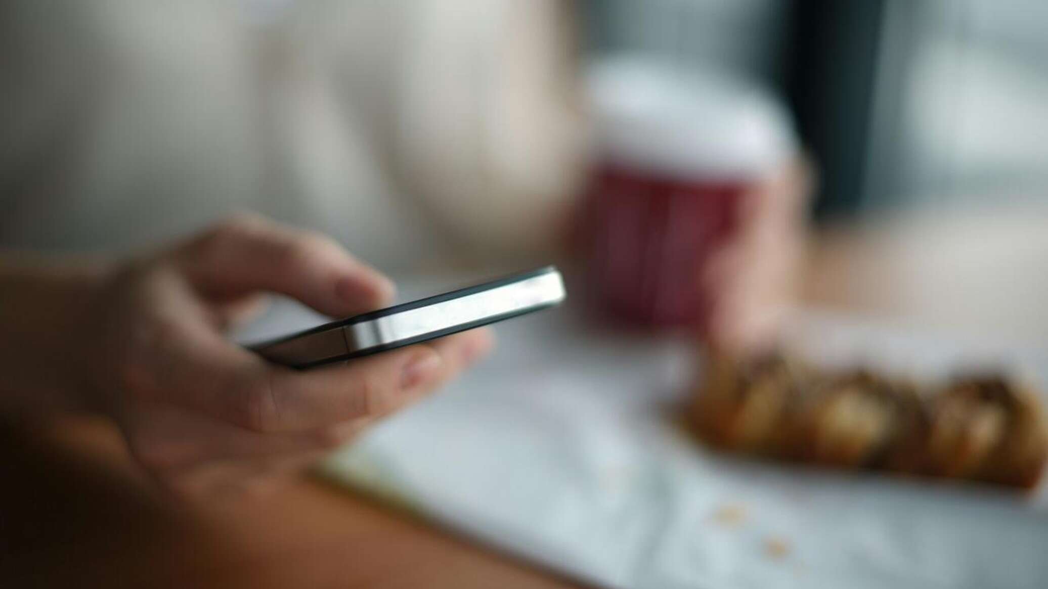 شاب يصاب بمتلازمة "الرأس المنخفض" المرعبة بسبب إدمان الهاتف… والأطباء يحذرون