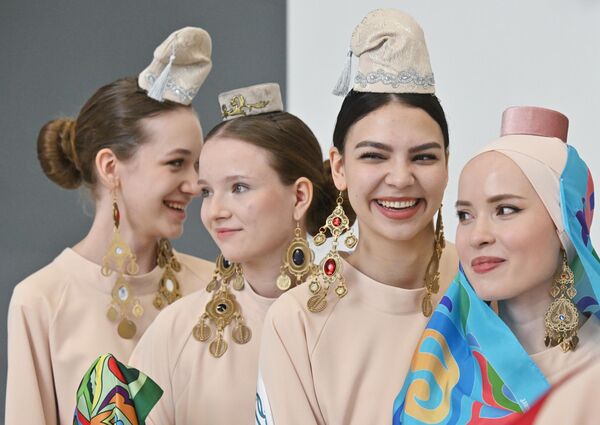 مشاركات يلبسن الزي الشعبي خلال أعمال المنتدى الاقتصادي الدولي السادس عشر &quot;روسيا - العالم الإسلامي: منتدى قازان 2025&quot; - سبوتنيك عربي