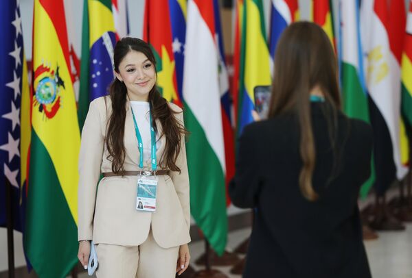 مشاركات يلتقطن الصور خلال التحضيرات للمنتدى الاقتصادي الدولي السادس عشر &quot;روسيا - العالم الإسلامي: منتدى قازان 2025&quot; - سبوتنيك عربي