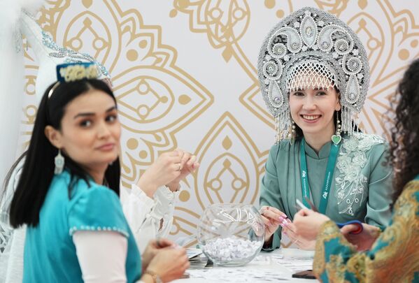 مشاركات يلبس الزي الشعبي خلال أعمال المنتدى الاقتصادي الدولي السادس عشر &quot;روسيا - العالم الإسلامي: منتدى قازان 2025&quot; - سبوتنيك عربي