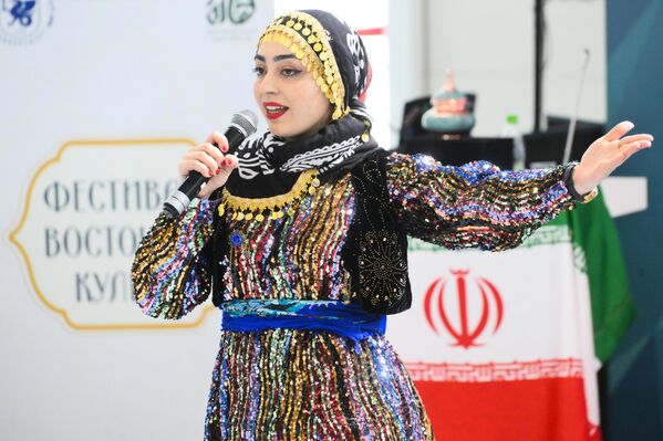 مشاركة  ترتدي الزي التقليدي خلال أعمال المنتدى الاقتصادي الدولي السادس عشر &quot;روسيا - العالم الإسلامي: منتدى قازان 2025&quot; - سبوتنيك عربي
