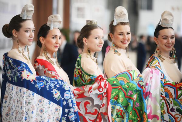 مشاركات يلبسن الزي التقليدي خلال أعمال المنتدى الاقتصادي الدولي السادس عشر &quot;روسيا - العالم الإسلامي: منتدى قازان 2025&quot; - سبوتنيك عربي