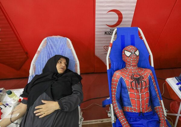 متبرع يرتدي زي سبايدر مان ينضم إلى فعالية التبرع بالدم في أنقرة، تركيا - سبوتنيك عربي