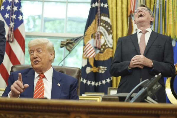 ضحكة السفير البريطاني لدى الولايات المتحدة بيتر ماندلسون مع الرئيس دونالد ترامب أثناء تلقيهما أسئلة من وسائل الإعلام بعد الإعلان عن اتفاق تجاري في المكتب البيضاوي - سبوتنيك عربي