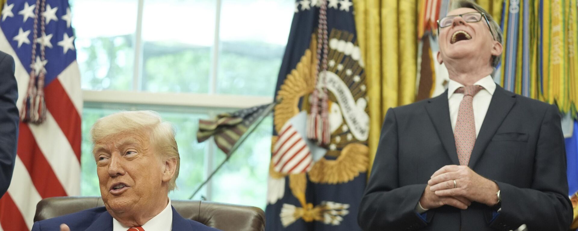 ضحكة السفير البريطاني لدى الولايات المتحدة بيتر ماندلسون مع الرئيس دونالد ترامب أثناء تلقيهما أسئلة من وسائل الإعلام بعد الإعلان عن اتفاق تجاري في المكتب البيضاوي - سبوتنيك عربي, 1920, 08.02.2026