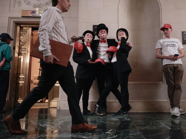 يستعد المتظاهرون الذين يرتدون ملابس الاحتكاريين لحضور جلسة استماع بشأن زيادات الأسعار التي يقدمها رئيس لجنة الميزانية في مجلس النواب في واشنطن العاصمة. - سبوتنيك عربي