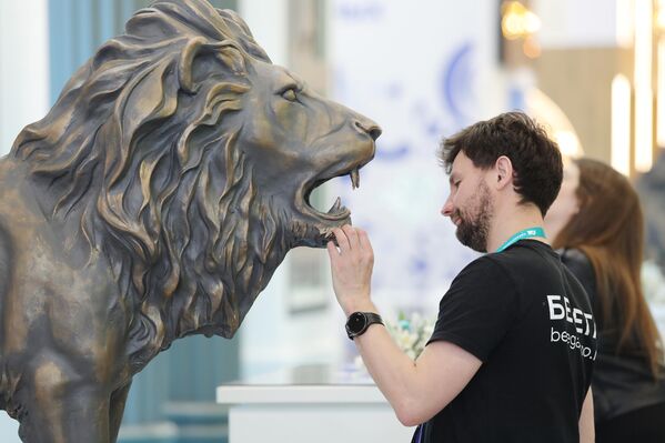 زائر يتفقد تمثال أسد في المنتدى الاقتصادي الدولي الرابع عشر "روسيا - العالم الإسلامي: منتدى قازان" - سبوتنيك عربي