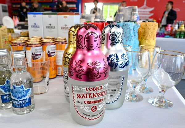 فودكا "ماتريوشكا" في معرض "صنع في روسيا" الدولي للمبيعات عبر الإنترنت للعلامات التجارية الروسية في حديقة "زارياديه" في موسكو - سبوتنيك عربي