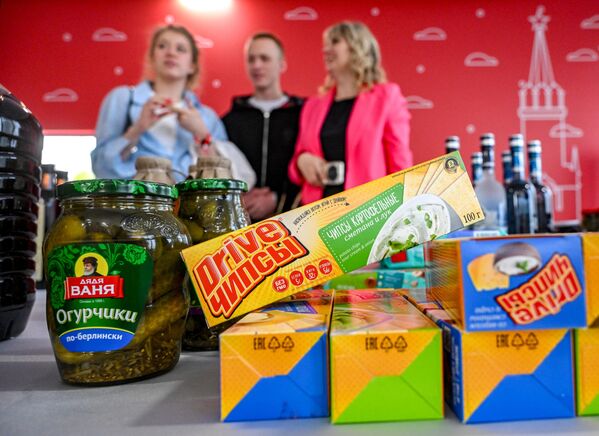 رقائق "درايف" في معرض "صنع في روسيا" الدولي للمبيعات عبر الإنترنت للعلامات التجارية الروسية في حديقة "زارياديه" في موسكو. يهدف هذا الحدث التجريبي إلى الترويج للمنتجات المحلية في السوق الصينية من خلال منصات رائدة على الإنترنت - سبوتنيك عربي