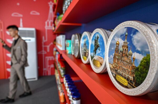 بسكويت "ريجنوم" الروسي في معرض "صنع في روسيا" الدولي للمبيعات عبر الإنترنت للعلامات التجارية الروسية، في حديقة "زارياديه" بالعاصمة موسكو - سبوتنيك عربي