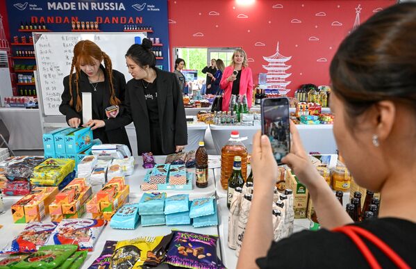 مشاركات يلتقطن الصور خلال معرض "صنع في روسيا" في حديقة "زارياديه"، في العاصمة موسكو - سبوتنيك عربي