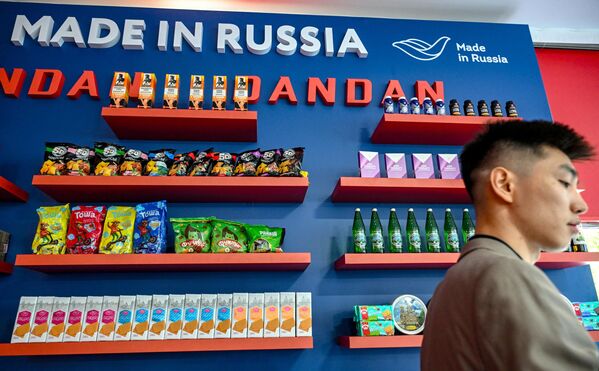 بعض المنتجات الروسية في معرض "صنع في روسيا" الدولي للمبيعات عبر الإنترنت للعلامات التجارية الروسية، في حديقة "زارياديه" في موسكو - سبوتنيك عربي