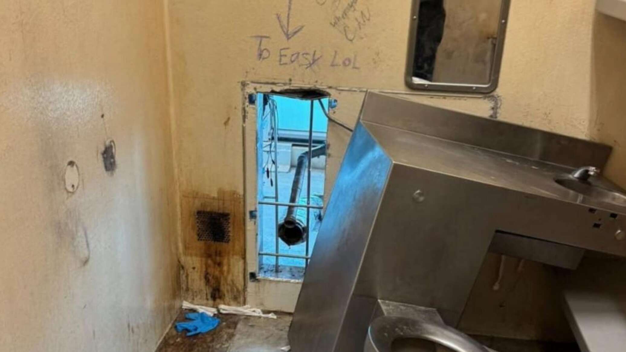 "عبر ثقب مرحاض"... فرار 10 سجناء خطرين من سجن أمريكي شهير