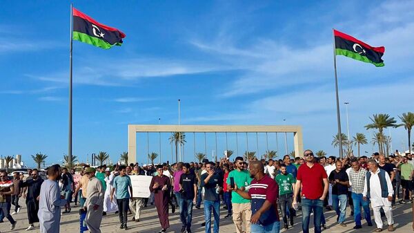 متظاهرون في العاصمة الليبية طرابلس، 17 مايو/ أيار 2025 - سبوتنيك عربي