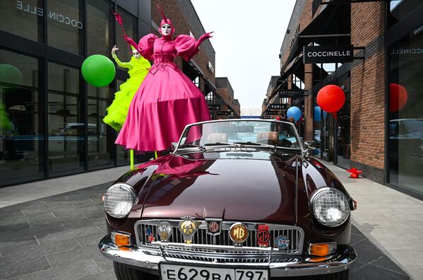 التجمع السنوي للسيارات الكلاسيكية على أراضي مجمع التسوق "أرخانغيلسكوي أوتليت" - سبوتنيك عربي