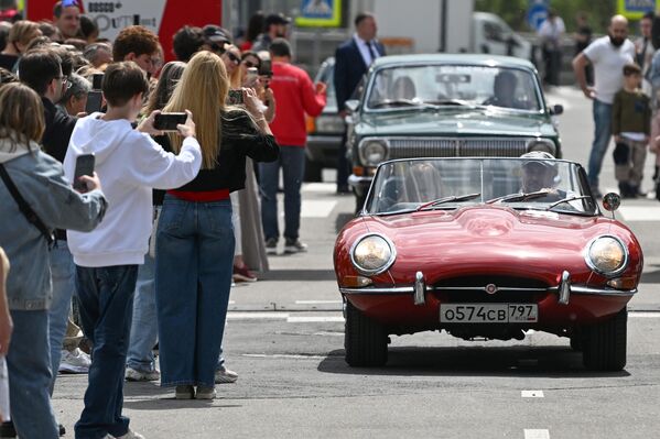 مجموعة من السيارات الكلاسيكية في التجمع السنوي للسيارات الكلاسيكية على أراضي مجمع التسوق "أرخانغيلسكوي أوتليت" - سبوتنيك عربي