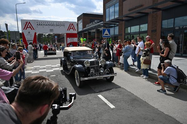 تجمع الحضور في استقبال مجموعة من السيارات الكلاسيكية في التجمع السنوي للسيارات الكلاسيكية على أراضي مجمع التسوق "أرخانغيلسكوي أوتليت" - سبوتنيك عربي