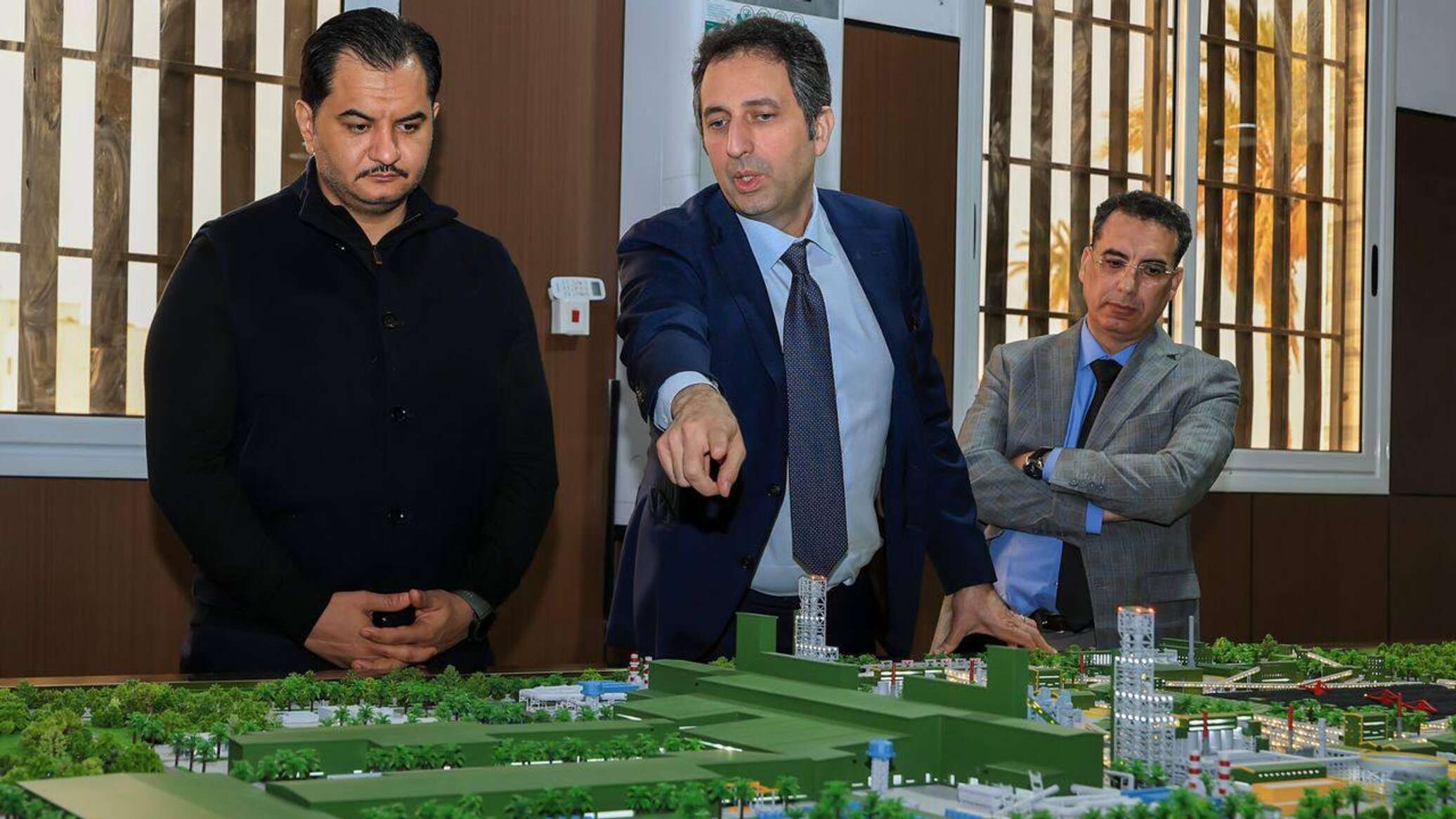 صدام حفتر يشرف على إنشاء أكبر مصنع للحديد المختزل المباشر في العالم ببنغازي... صور