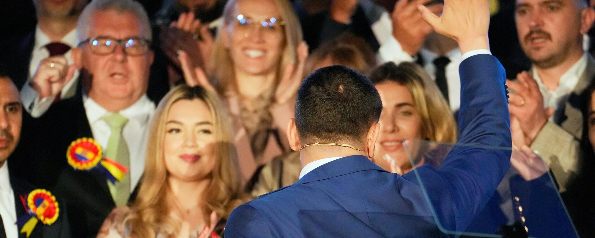 المرشح الرئاسي جورج سيميون يلوح لأنصاره بعد إغلاق صناديق الاقتراع للجولة الثانية من الانتخابات الرئاسية المعادة في بوخارست، رومانيا، الأحد 18 مايو/أيار 2025. - سبوتنيك عربي, 1920, 19.05.2025