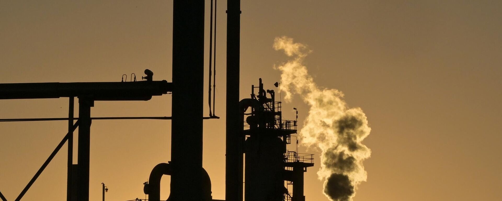 مصفاة نفط - سبوتنيك عربي, 1920, 19.05.2025