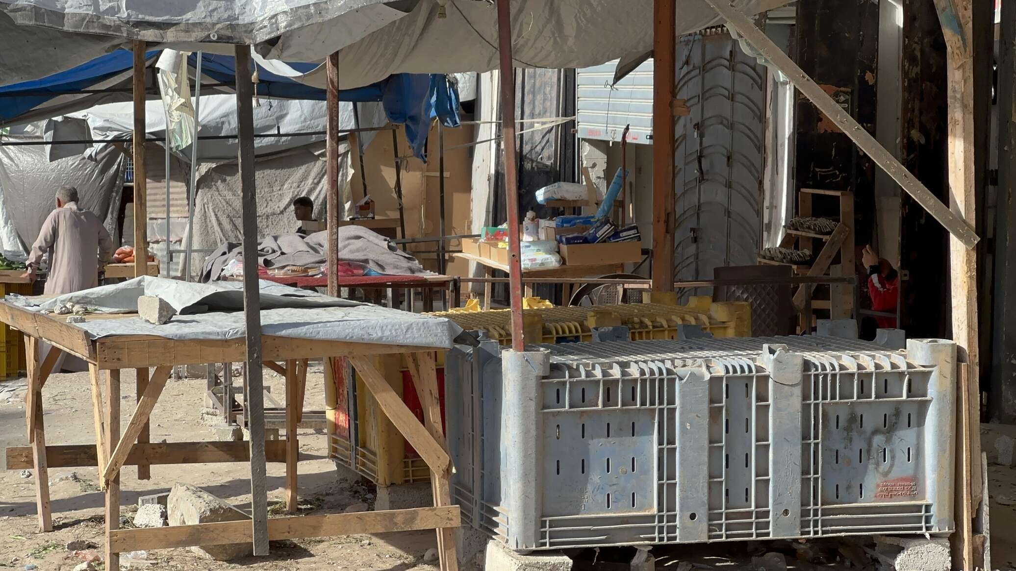 ارتفاع حاد في الأسعار واختفاء مجموعات غذائية كاملة من أسواق قطاع غزة
