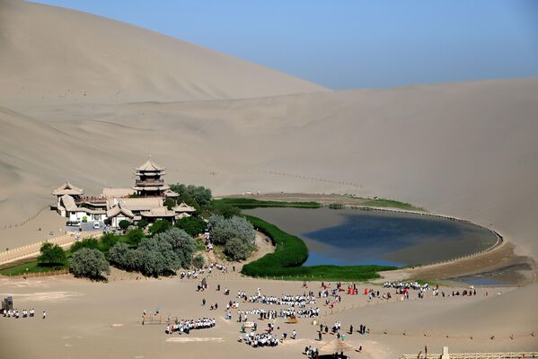 صورة تظهر واحة وبركة مياه، تعبّر عن الطبيعة الخلابة لمدينة دونهوانغ الصينية  - سبوتنيك عربي