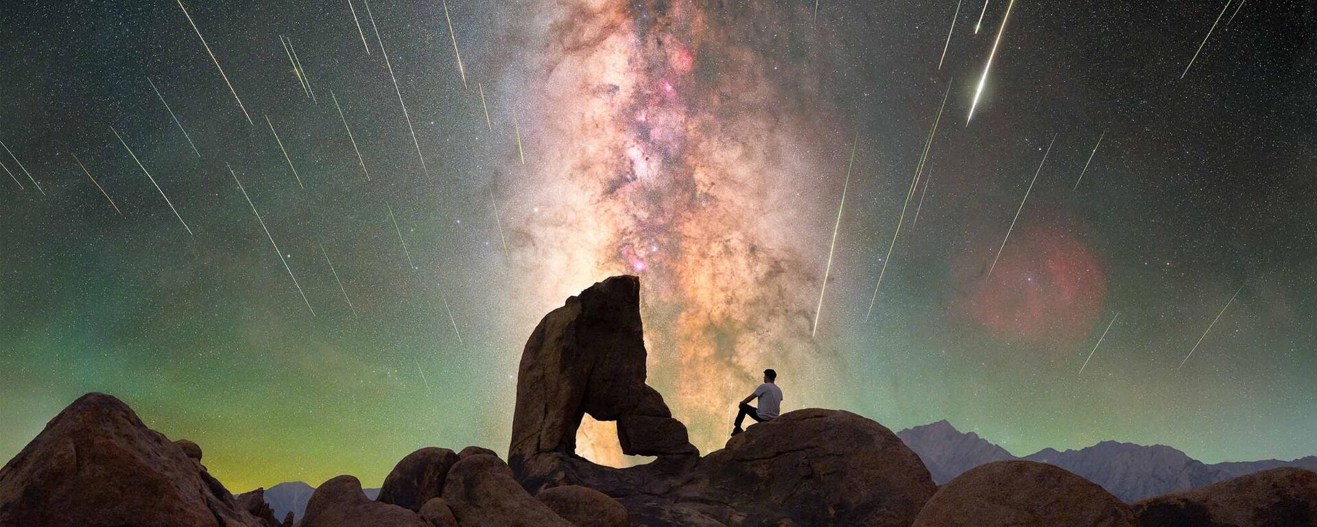 صورة قوس الحذاء لمايك أبراميان تُظهر جمال زخات شهب البرشاويات في ألاباما هيلز في  كاليفورنيا، عام 2024 - سبوتنيك عربي, 1920, 19.05.2025