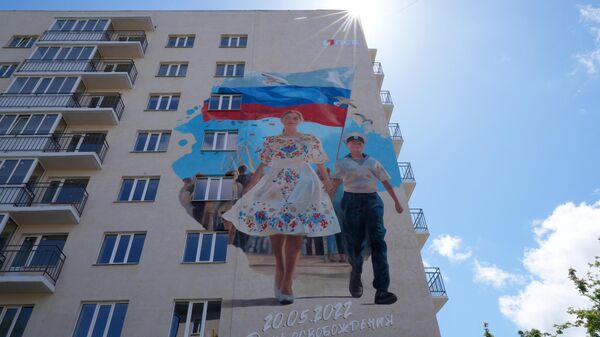 Мурал, нарисованный в преддверии третьей годовщины освобождения Мариуполя от Вооруженных сил Украины  - سبوتنيك عربي