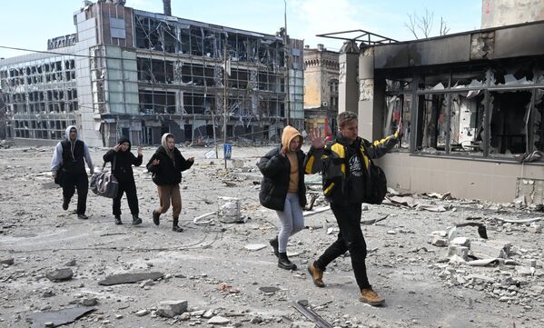 مدنيون يغادرون مدينة ماريوبول نتيجة المعارك. - سبوتنيك عربي