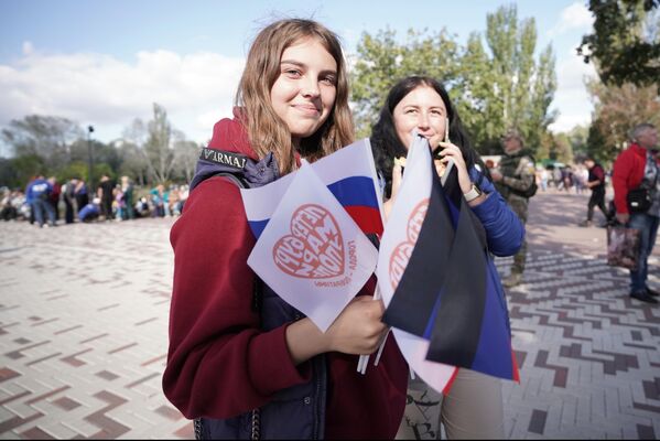 فتيات خلال الاحتفالات تكريما ليوم المدينة في الحديقة التي تم تجديدها  في ماريوبول. - سبوتنيك عربي