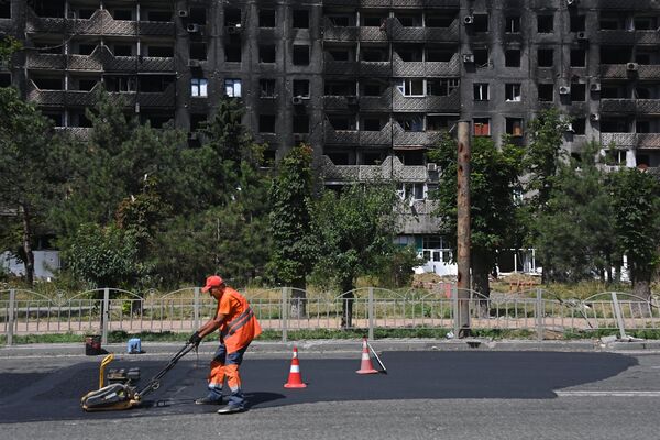 إصلاح طريق في شارع ميرا في ماريوبول. - سبوتنيك عربي