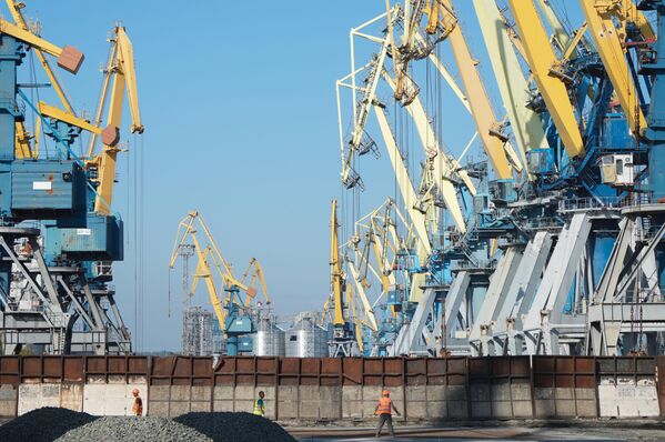 صورة لرافعات الميناء التجاري البحري في ماريوبول. - سبوتنيك عربي