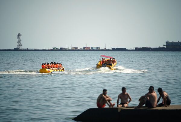 مصطافون يستمتعون بأوقاتهم على شاطئ البحر في ماريوبول. - سبوتنيك عربي