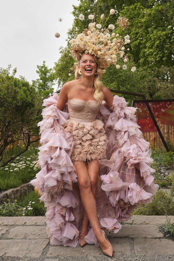 عارضة الأزياء والراقصة تاشا غوري، سعيدة بارتداء غطاء للرأس من حديقة &quot;King&#x27;s Trust&quot;، التي صممها جو بيركنز، في معرض تشيلسي للزهور التابع للجمعية الملكية البريطانية للبستنة في لندن، يوم الاثنين 19 مايو 2025 - سبوتنيك عربي