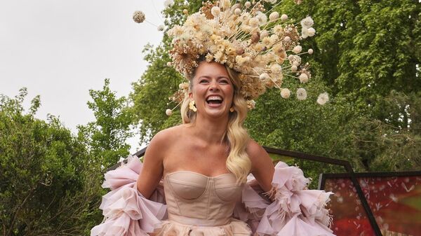 Посетительница фестиваля цветов Chelsea Flower Show - سبوتنيك عربي