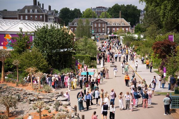 زوار معرض زهور تشيلسي التابع للجمعية الملكية البريطانية للبستنة، في مستشفى تشيلسي الملكي بلندن، يستمتعون بالتجول بيم أجنحة المعرض - سبوتنيك عربي