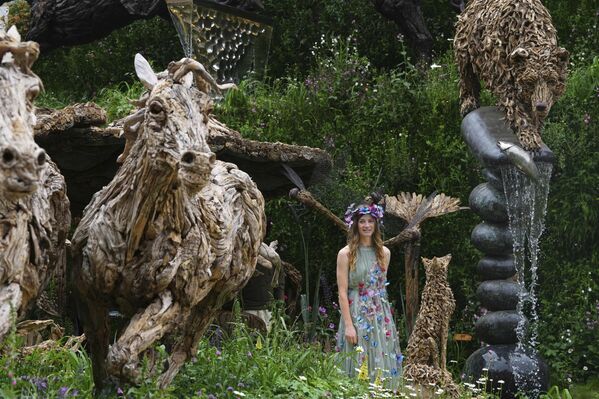 كورديليا بيلو، تتجول في حديقة تعرض منحوتات جيمس دوران ويب، الخشبية الطافية في معرض تشيلسي للزهور التابع للجمعية الملكية البريطانية للبستنة في لندن، يوم الاثنين 19 مايو 2025 - سبوتنيك عربي