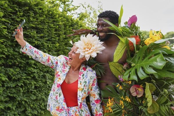 أندي ماكدويل من داليا بيتش، تلتقط مقطع فيديو بهاتفها مع دان فوكس، من أكاسيا كرييتف ستوديو، في معرض تشيلسي للزهور التابع للجمعية الملكية البريطانية للبستنة في لندن، يوم الاثنين 19 مايو 2025 - سبوتنيك عربي