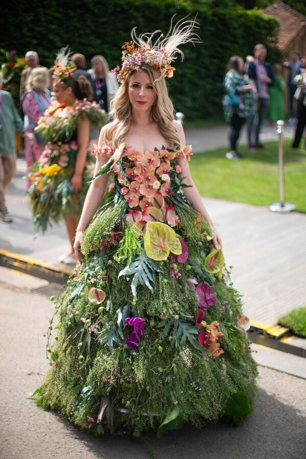 سيدة تستعرض جمالها في معرض تشيلسي للزهور التابع للجمعية الملكية البريطانية للبستنة في مستشفى تشيلسي الملكي بلندن، الاثنين 19 مايو 2025 - سبوتنيك عربي