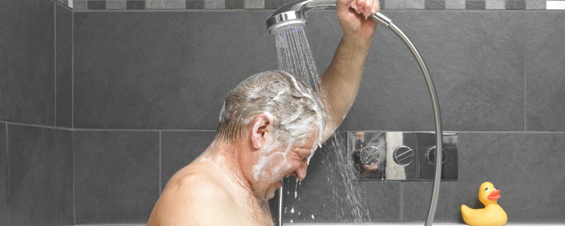 صورة لرجل أثناء الاستحمام - سبوتنيك عربي, 1920, 20.05.2025