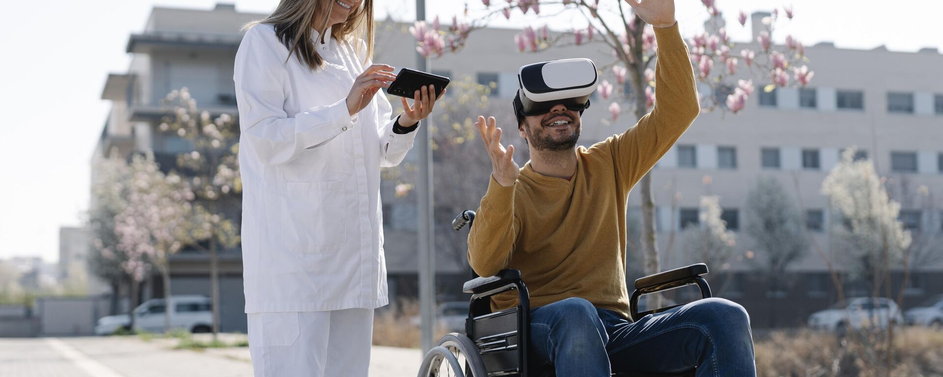 رجل وسيم وجميل على كرسي متحرك يستخدم نظارات الواقع الافتراضي. - سبوتنيك عربي, 1920, 20.05.2025