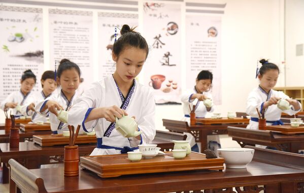 طلاب يشاركون في حصة لتعلم مهارات صنع الشاي في مدرسة ابتدائية بمناسبة اليوم العالمي للشاي في هاندان، الصين. - سبوتنيك عربي