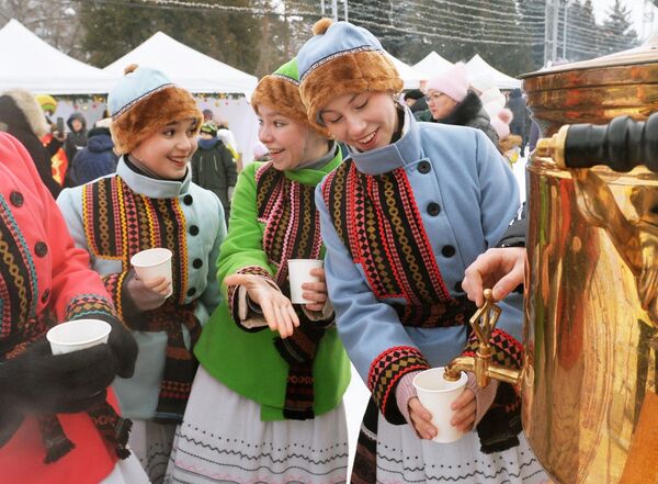 زوار المهرجان العاشر للفلكلور والطهي "فطائر الأورال" في تشيليابينسك، روسيا. - سبوتنيك عربي