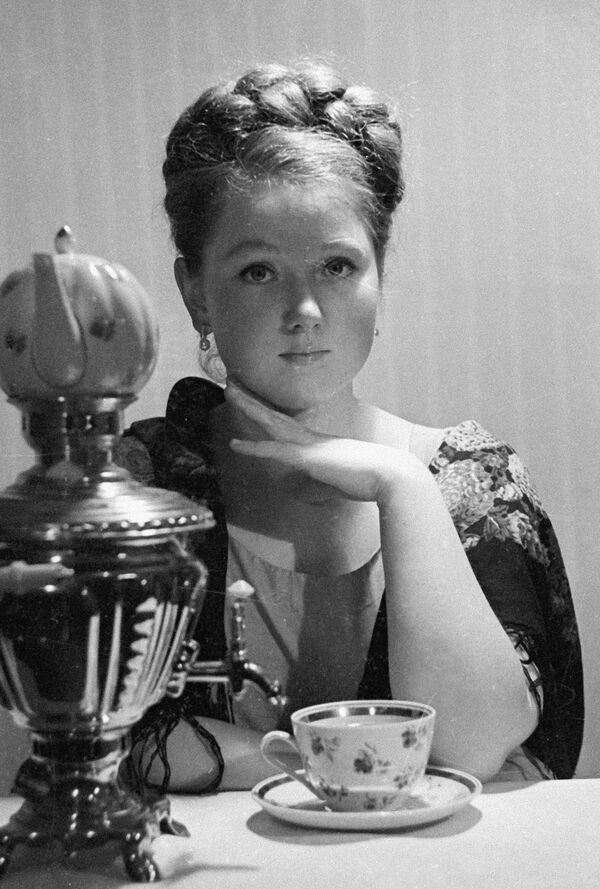 فتاة تستعد لشرب الشاي من الساموفار الروسي. - سبوتنيك عربي